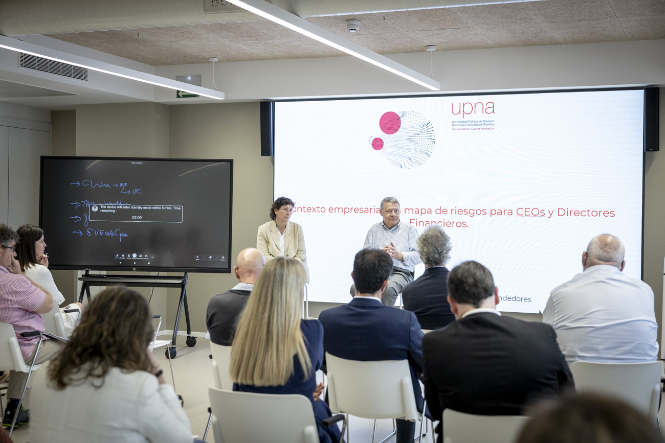La sesión contó con el análisis de Jordi Sevilla y fue moderada por la vicerrectora de la UPNA Mónica Cortiñas.