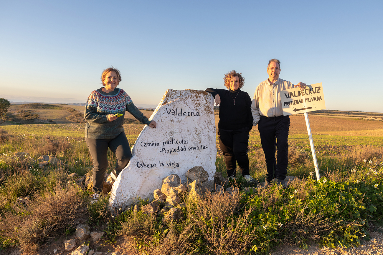 De izda. a dcha., Blanca Aldanondo, Arantzazu y César del Álamo, en las tierras de Tudela que cultivan.