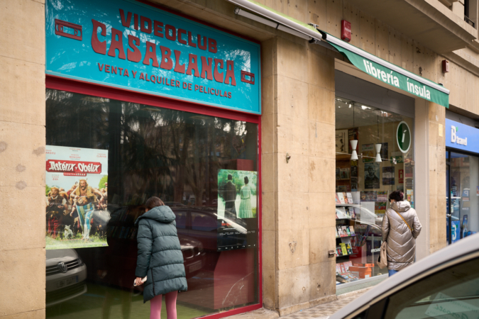 El misterioso videoclub que ha aparecido en la plaza de la Cruz de Pamplona en pleno 2025