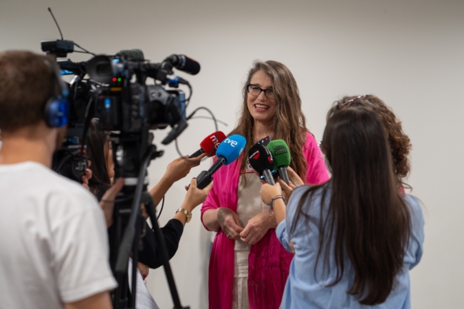 La periodista navarra Judith Torrea atiende a los medios de comunicación.