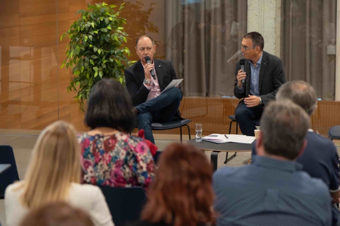 El presidente de Fundación Caja Navarra, José Ángel Andrés, charla con Fernando Urra.