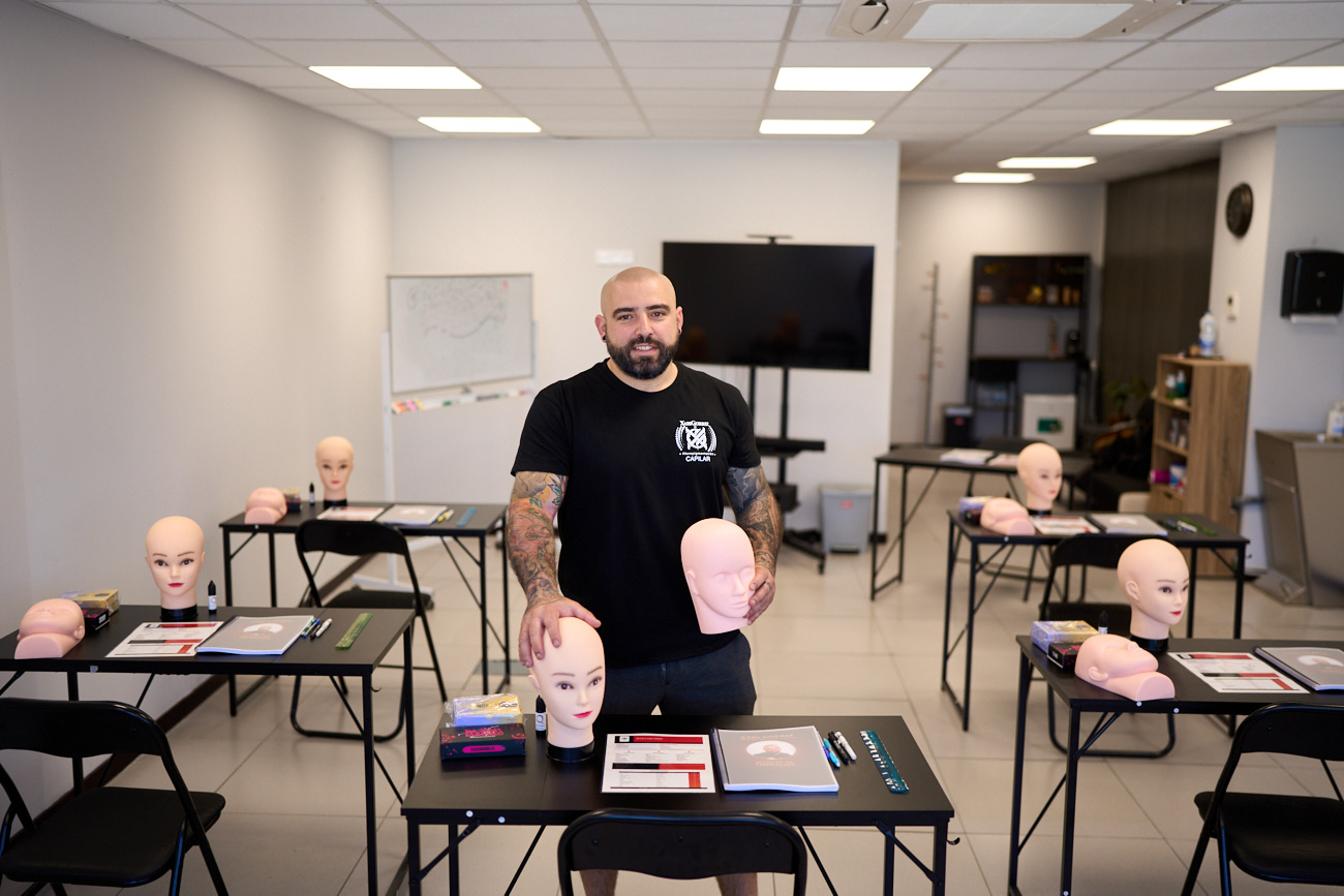 Gorriz ha trabajado como remontista profesional, electricista, tatuador y micropigmentador capilar.