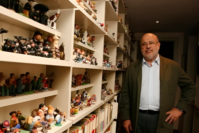 La curiosa vida del catedrático navarro Xabier Añoveros, el mayor coleccionista de ‘caganers’ del mundo
