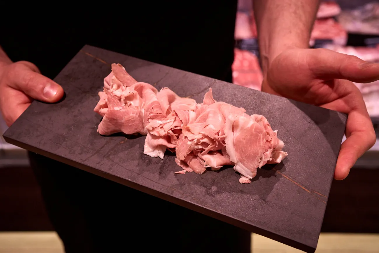 Uno de los productos favoritos es el jamón, cocido a baja temperatura durante dieciséis horas y elaborado con remolacha.