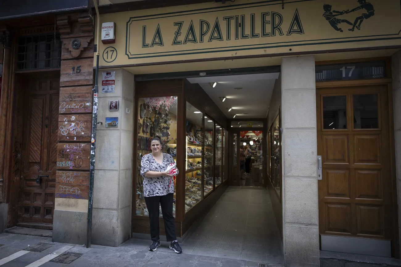 Así compiten los históricos comercios del Casco Viejo pamplonés contra las grandes marcas en San Fermín