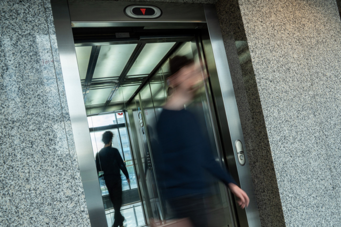 Los técnicos de ascensores, de rescatar a personas atrapadas a reparar averías