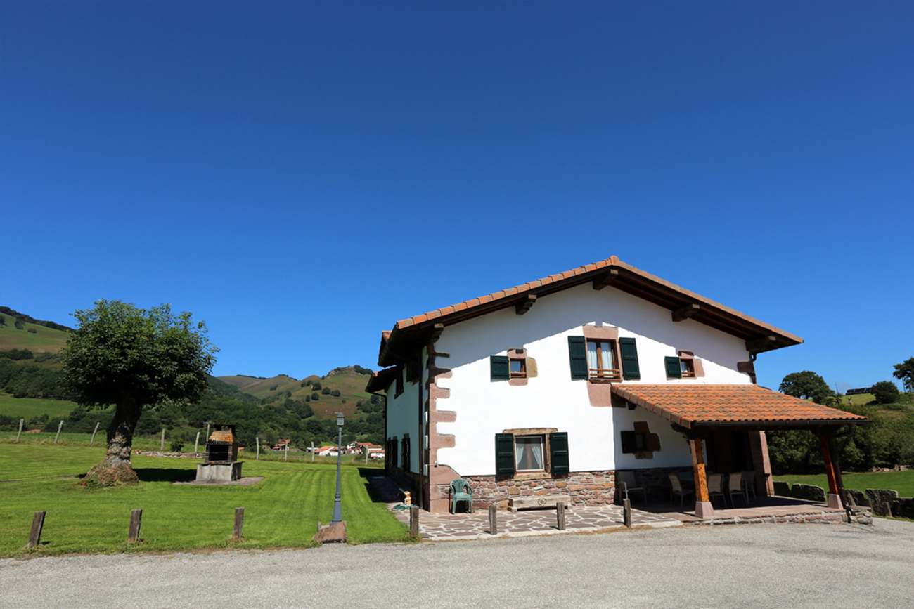 La casa rural Apaiolarre posee jardín, barbacoa, chimenea y un parque infantil. 