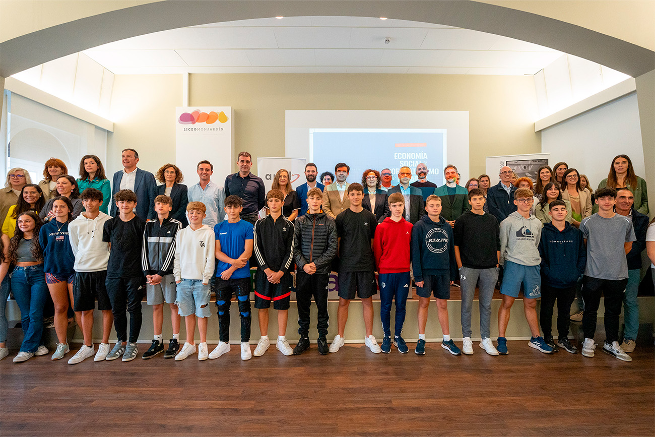 Los alumnos acudieron a la primera clase de la asignatura junto a representantes de la Economía Social y el Gobierno foral. (Foto: cedida)