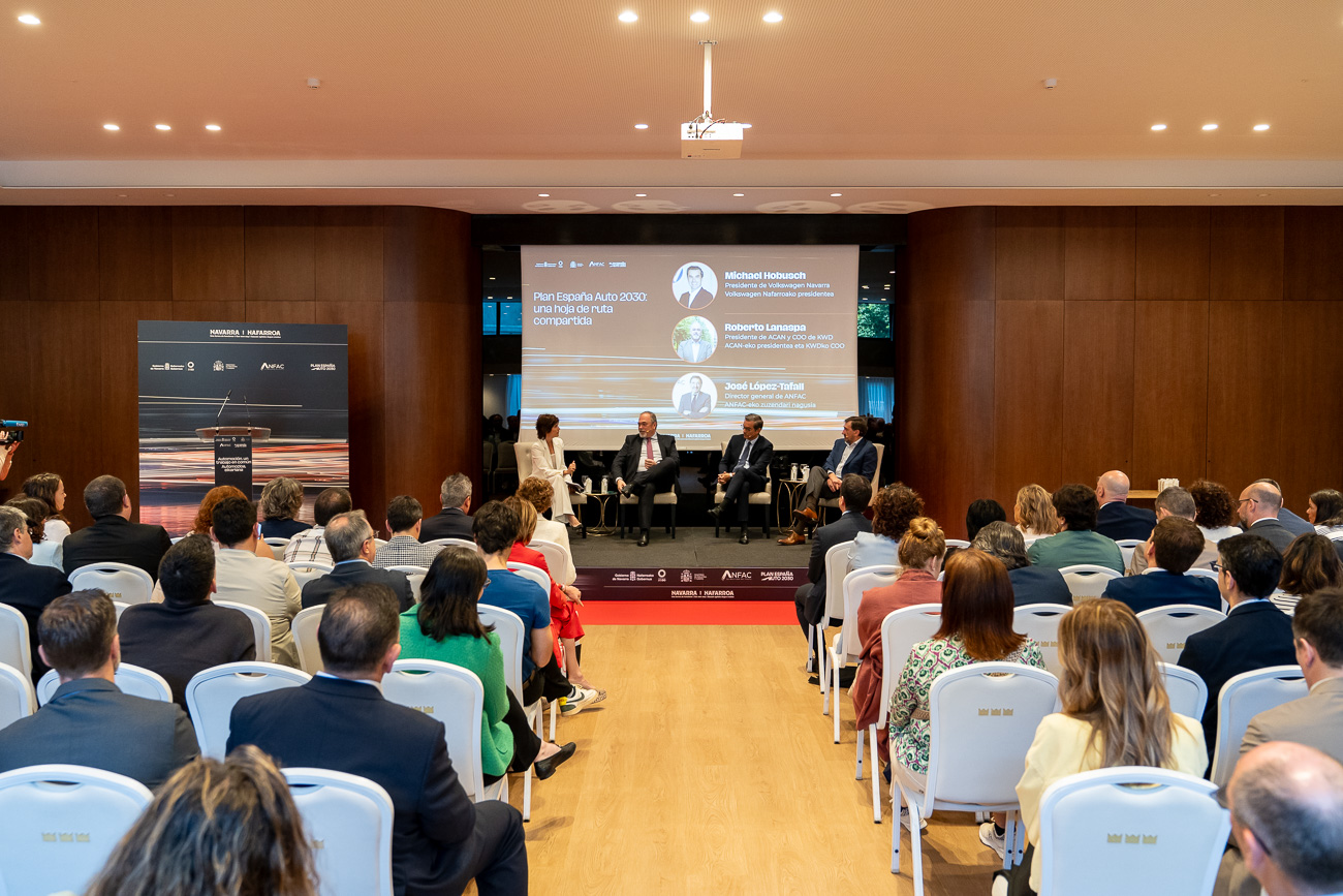 La primera mesa redonda buscó reivindicar el papel de Navarra dentro de la transformación de la automoción europea.