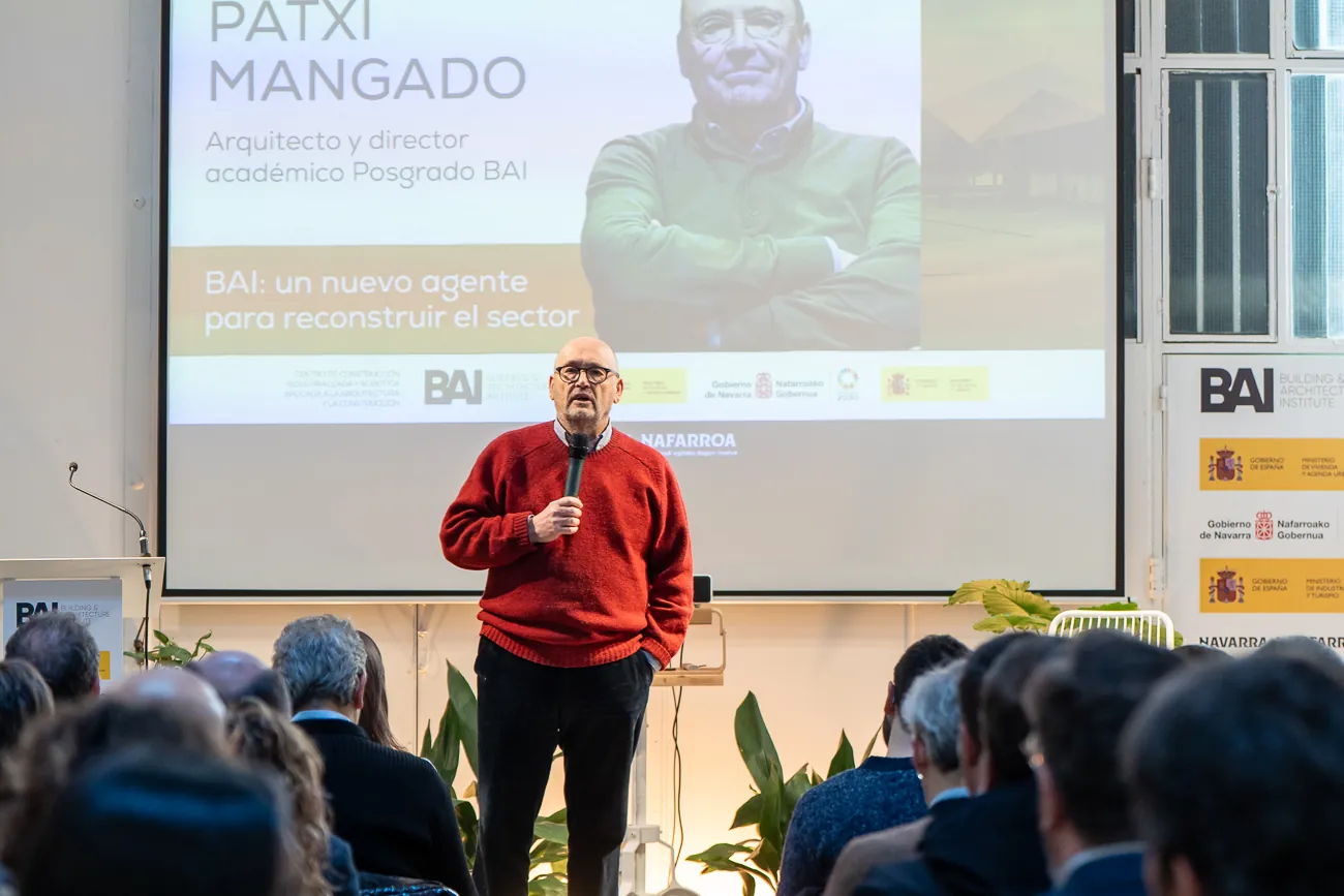 Patxi Mangado, director académico del centro, destacó la importancia de conocer las necesidades de la industria.