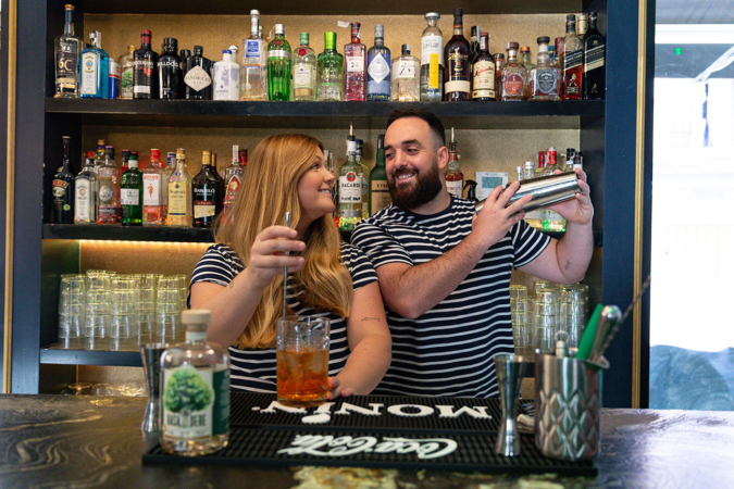 La pareja que ha tomado las riendas del bar Consentidos de Tudela, donde ofrece cócteles de autor
