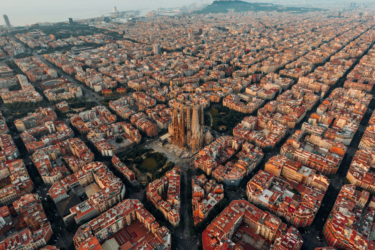 Barcelona destaca por tener un plano ortogonal, donde sus calles se posicionan en ángulo recto. 