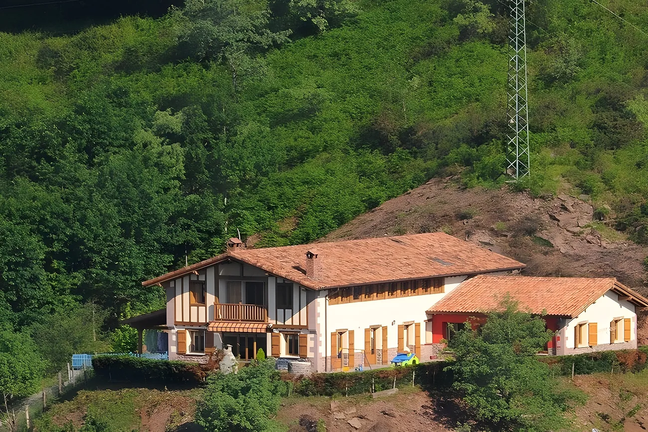 La casa rural Binahia cuenta con vistas privilegiadas al valle de Baztan y ofrece una tranquilidad inmensa a sus huéspedes.