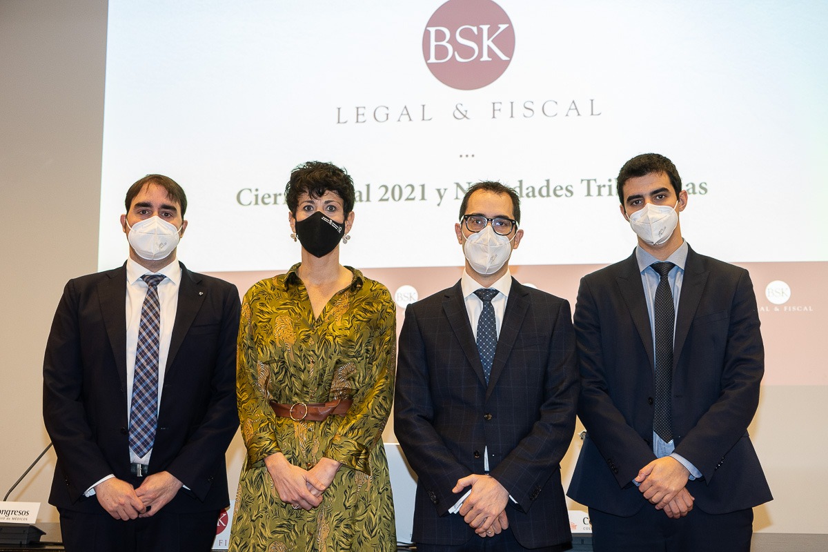 Iker Moriana, Felipe Álvarez y Ricardo González, de BSK Legal & Global, junto a la consejera Elma Saiz.