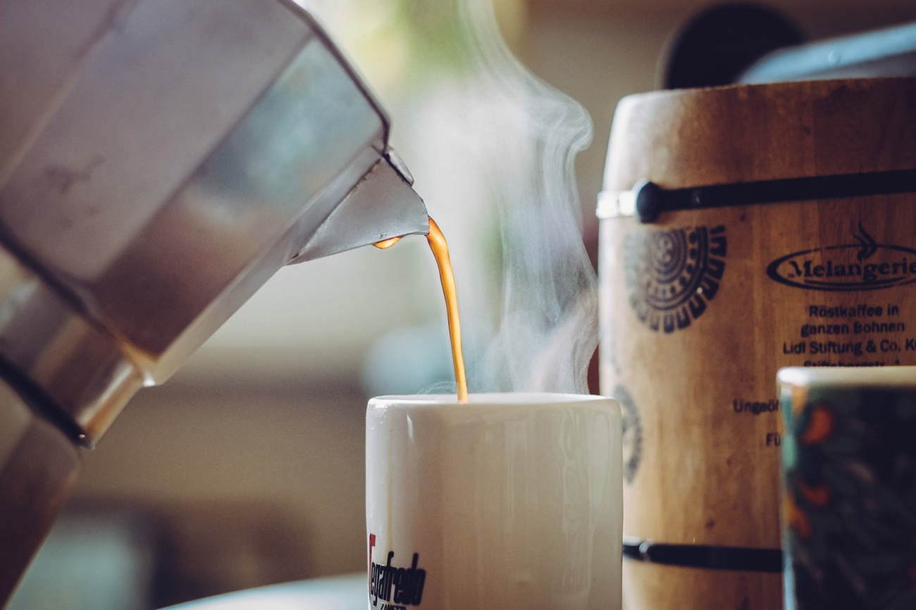 Después de comer, es habitual sentirse somnoliento, y una pequeña dosis de cafeína puede ayudarte a mantenerte despierto.