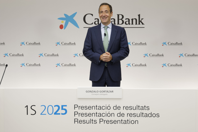CaixaBank logró un beneficio de 2.951 millones en el primer semestre, un 10,3 % más que en 2024