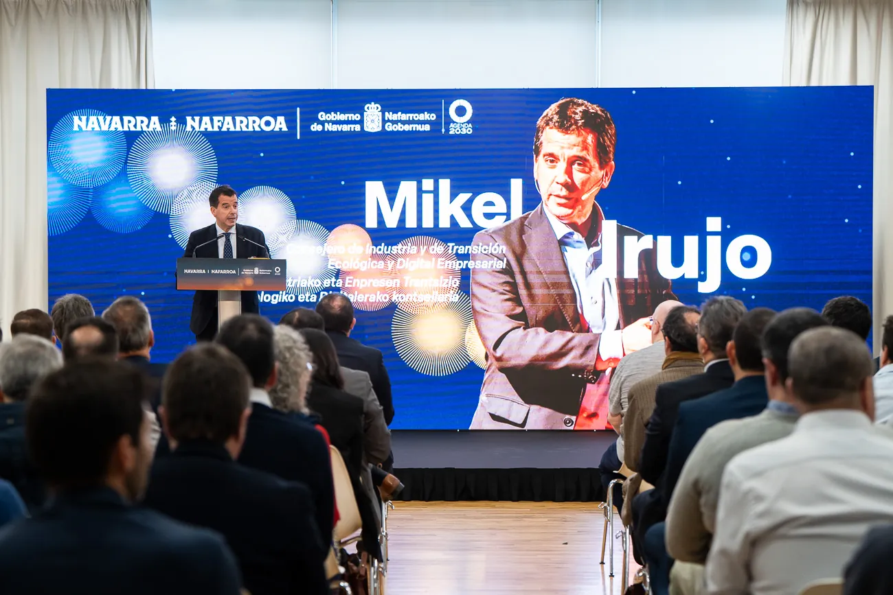 El consejero Mikel Irujo incidió en la necesidad de una buena colaboración público-privada para desarrollar la industria aeroespacial en la región.