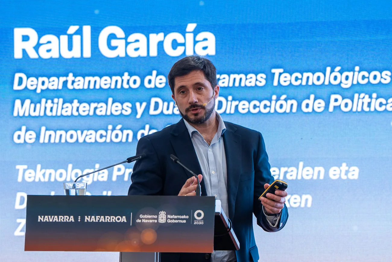 Raúl García, representante del CDTI, detalló las características de los distintos apoyos que ofrece esta entidad a la industria aeronáutica.