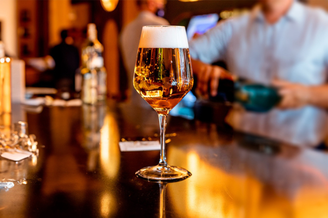 La nueva y elegante moda de tomar la cerveza en copa de vino