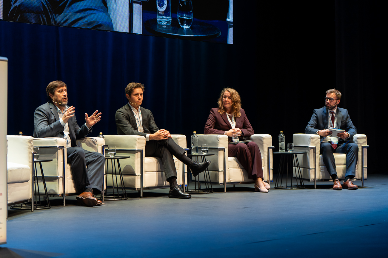 Mike Carr (Executive Director of Solar Energy Manufacturers of America), Ruben Davis (Senior Policy Officer de Cleantech for Europe), Silvia Gavorníková (Head of Export Credits and Competition Division) e Iker Chasco (Managing Director en Enercluster).