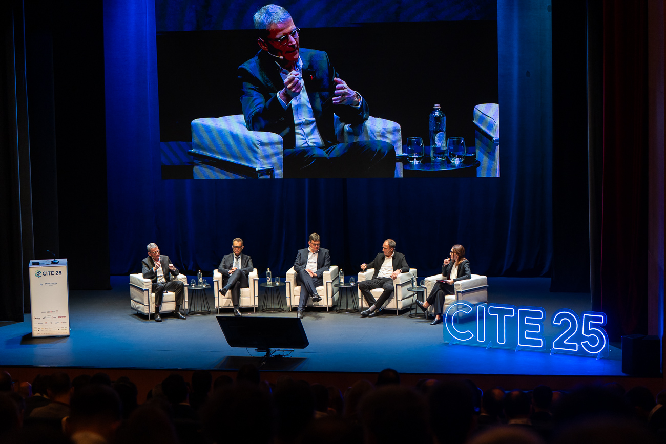 Hervé Amossé (EVP de Saft Energy Storage Solutions), Christoph Podewils (Secretary General of the European Solar Manufacturing Council ), Laurent Bodin (Chief Commercial Officer de Holosolis), Marc Rechter (CEO de MCPV) y Edurne Zoco (Head Technologies and Supply Chains, Energy Transition. S&P Global Commodity Insights).