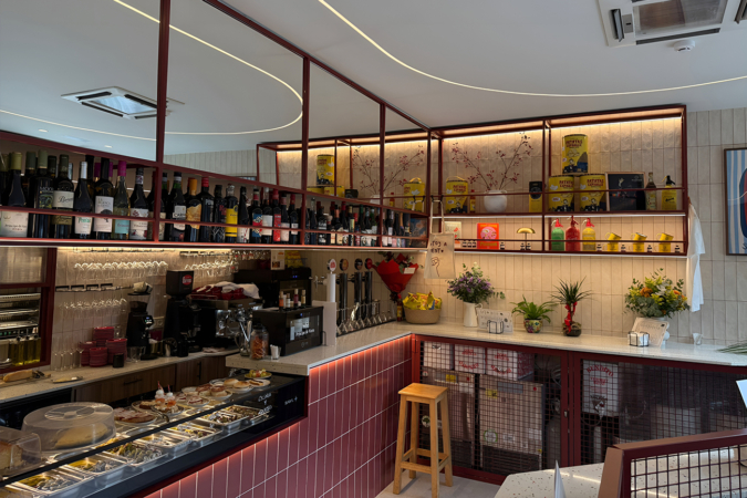 Los dueños de la cervecería La Internacional inauguran en Pamplona su vermutería especializada en gildas