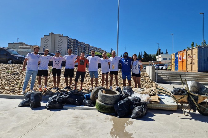 El Grupo Enhol y varias entidades reman para limpiar las orillas del Ebro en Tudela