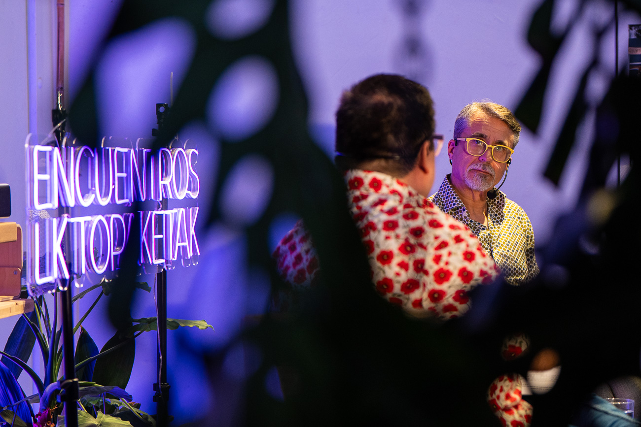El escenario de La Fábrica de Gomas acogió el primer 'Encuentros LK Topaketak' de 2025.