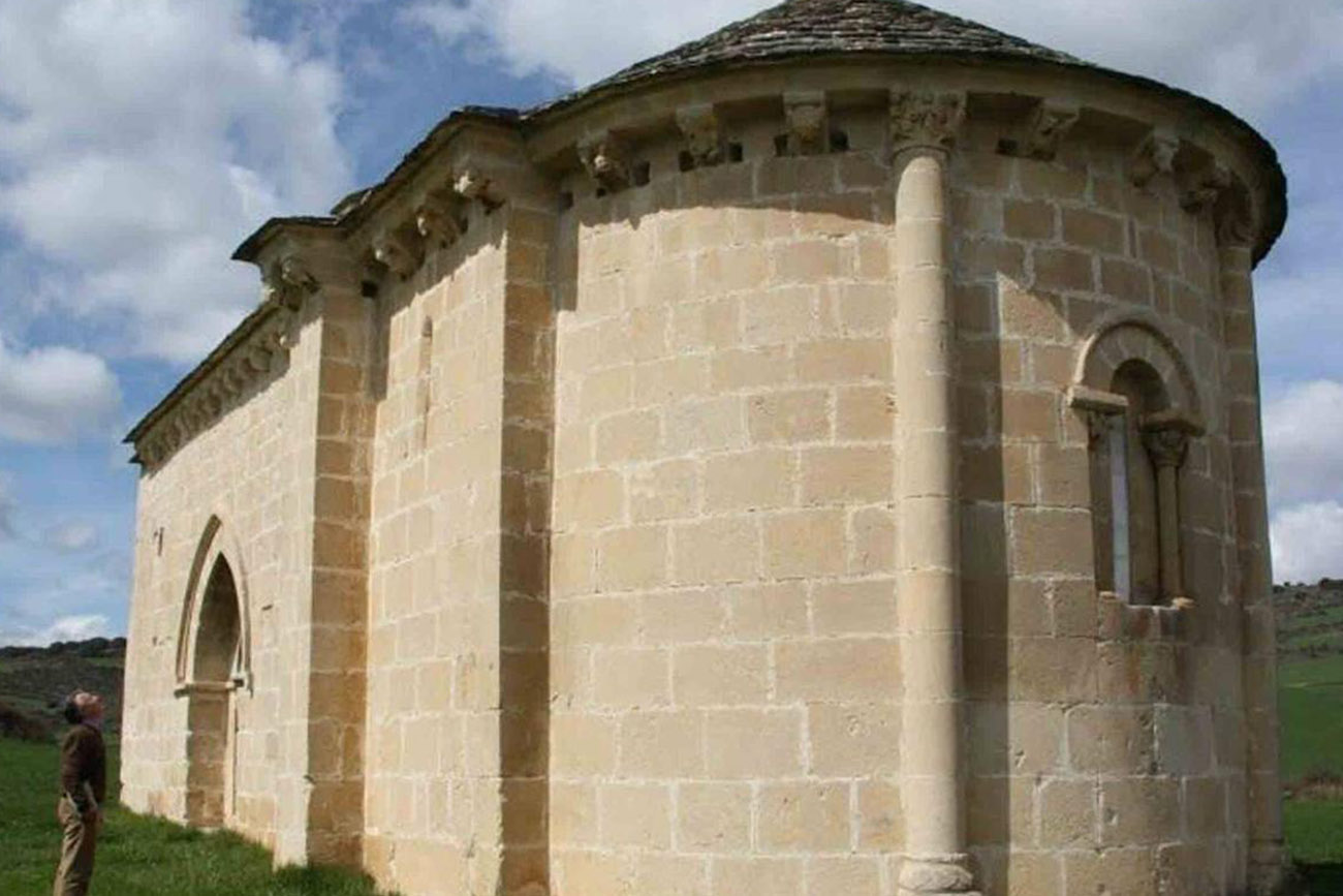 La ermita de Santa catalina de Alejandría se construyó en el siglo XII y se ubica en Azcona (valle de Yerri).