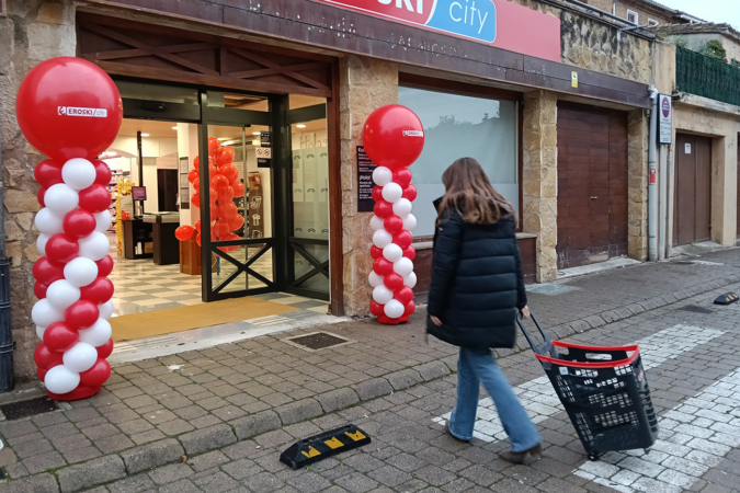 Eroski inaugura un nuevo supermercado franquiciado en Puente la Reina