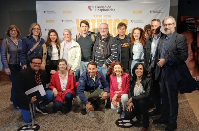 Buena parte del equipo directivo de Fundación Hospitalarias Navarra, durante la presentación en los cines Golem Baiona.