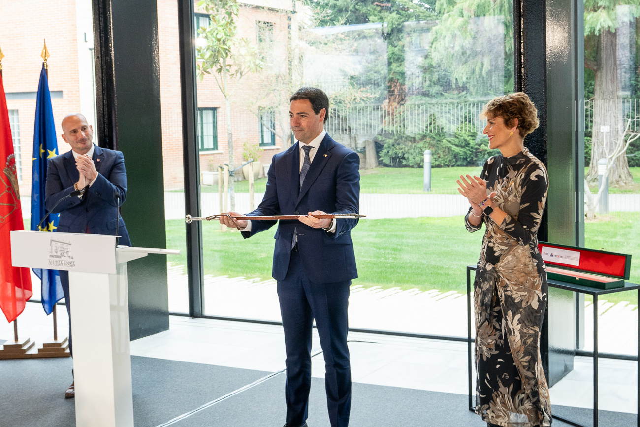 La presidenta de Navarra, María Chivite, entregó la makila a Imanol Pradales, lehendakari vasco.
