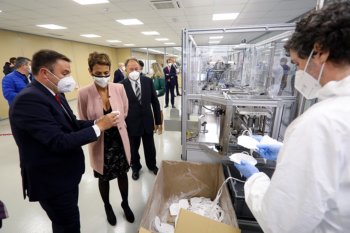 Álvarez muestra su línea de producción de mascarillas a Chivite, durante una visita oficial a las instalaciones de la firma.