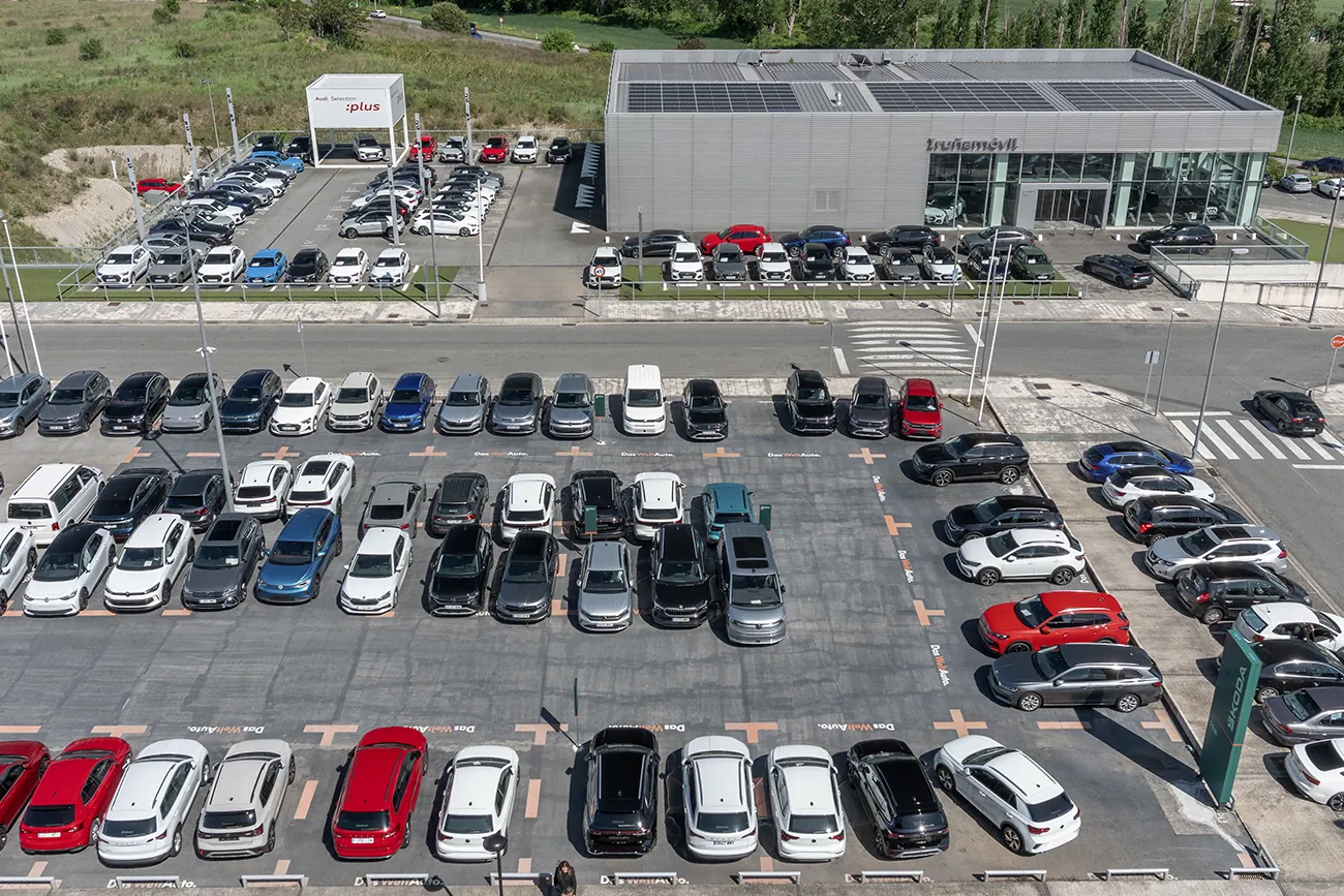 Grupo Mundomóvil cuenta con una flota permanente de vehículos de ocasión, seminuevos y gerencia compuesta por más de 150 coches.