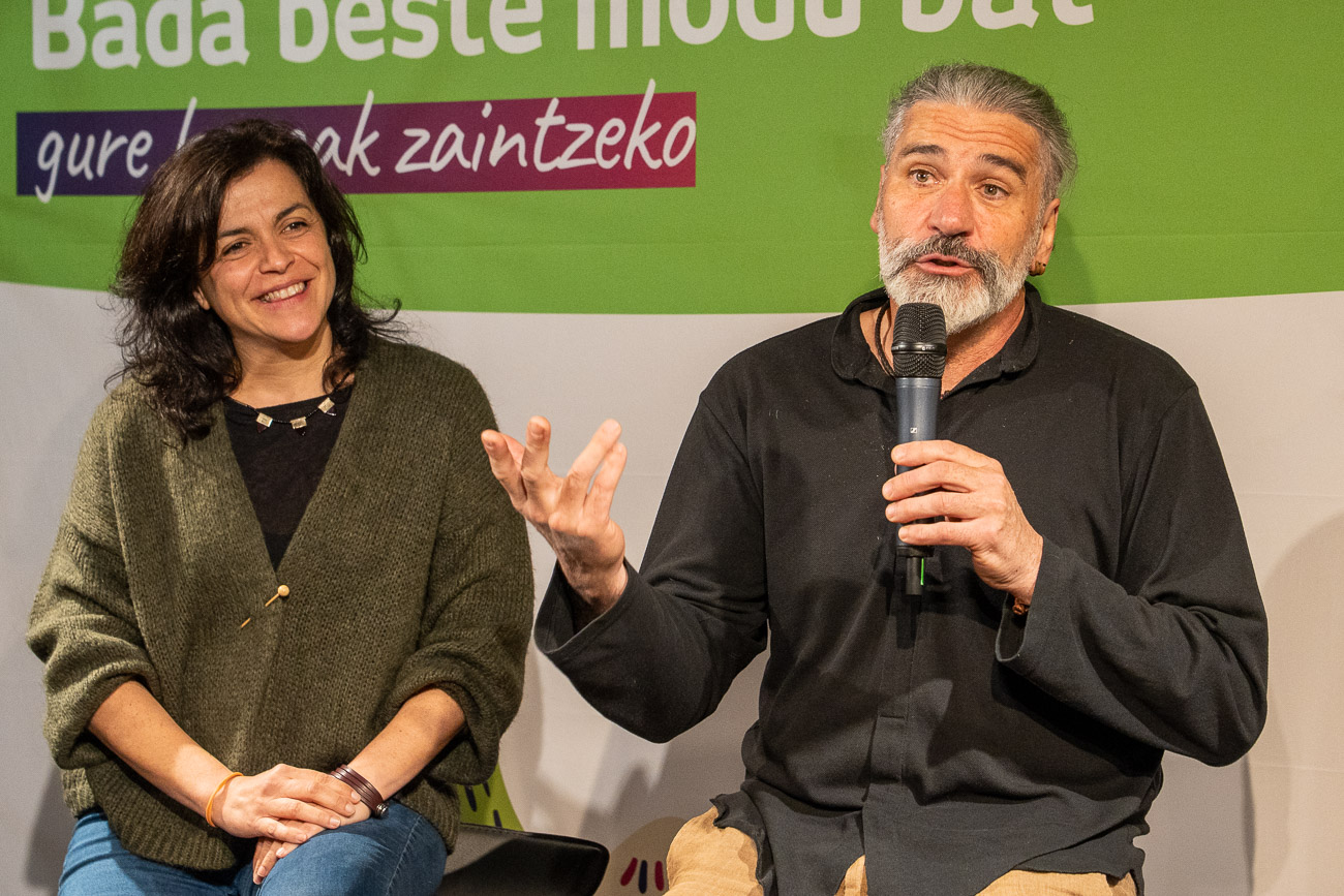 Natividad Gómez (Basartea) y Luismi Montoya, durante el encuentro celebrado este jueves en Villava.