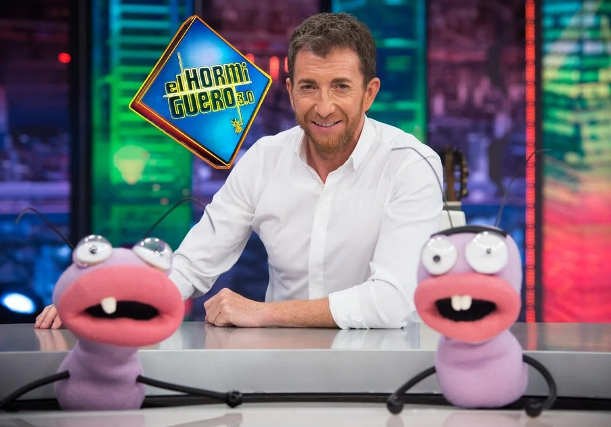 Pablo Motos y sus hormigas, en una imagen promocional de 'El Hormiguero'. 