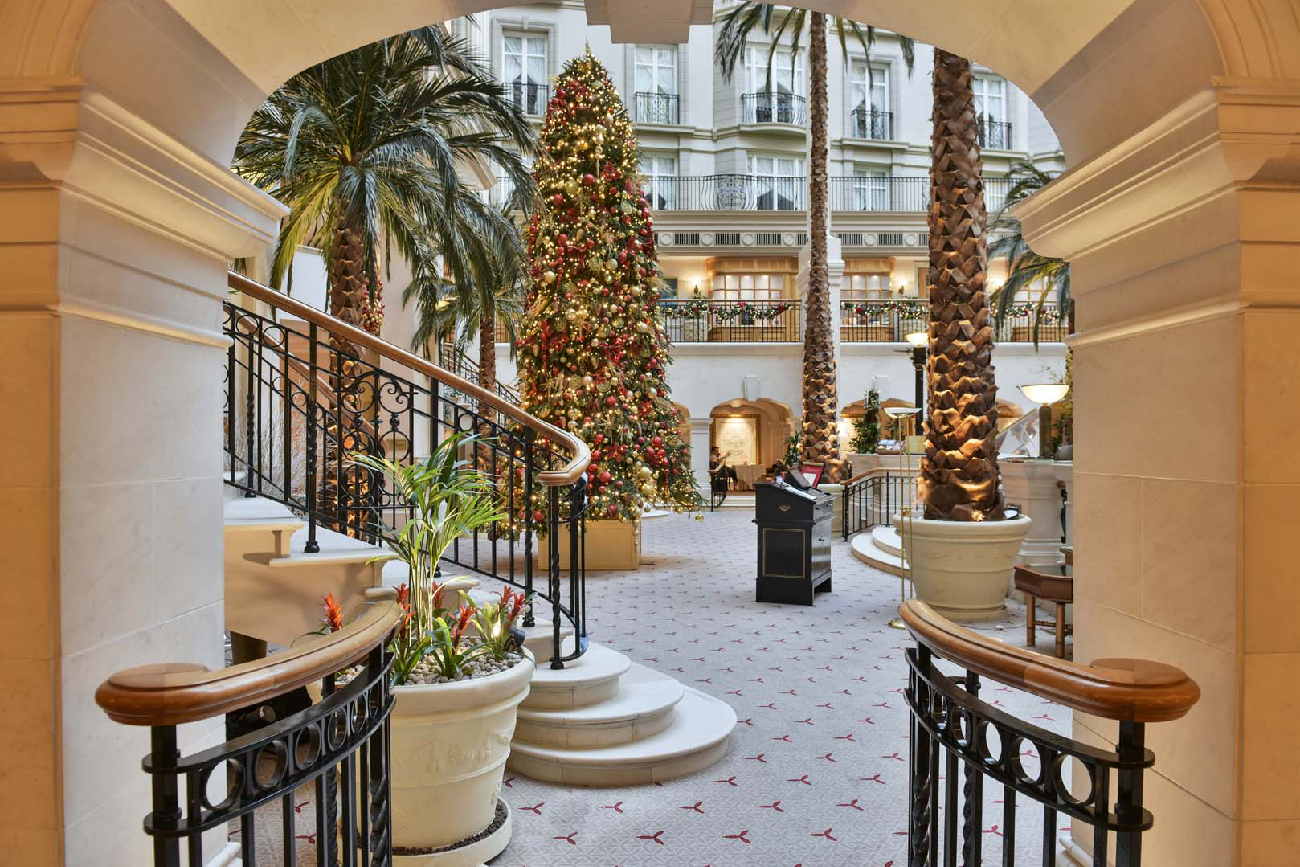 Está en Marylebone (Londres) y dispone de un increíble atrio de ocho plantas con altas palmeras decoradas con adornos navideños. (@landmarklondon)