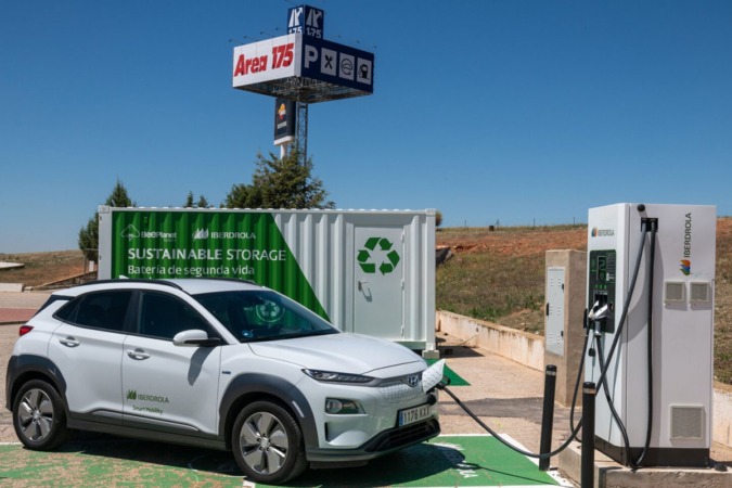 Iberdrola y BeePlanet instalan un punto de recarga eléctrico con baterías recicladas