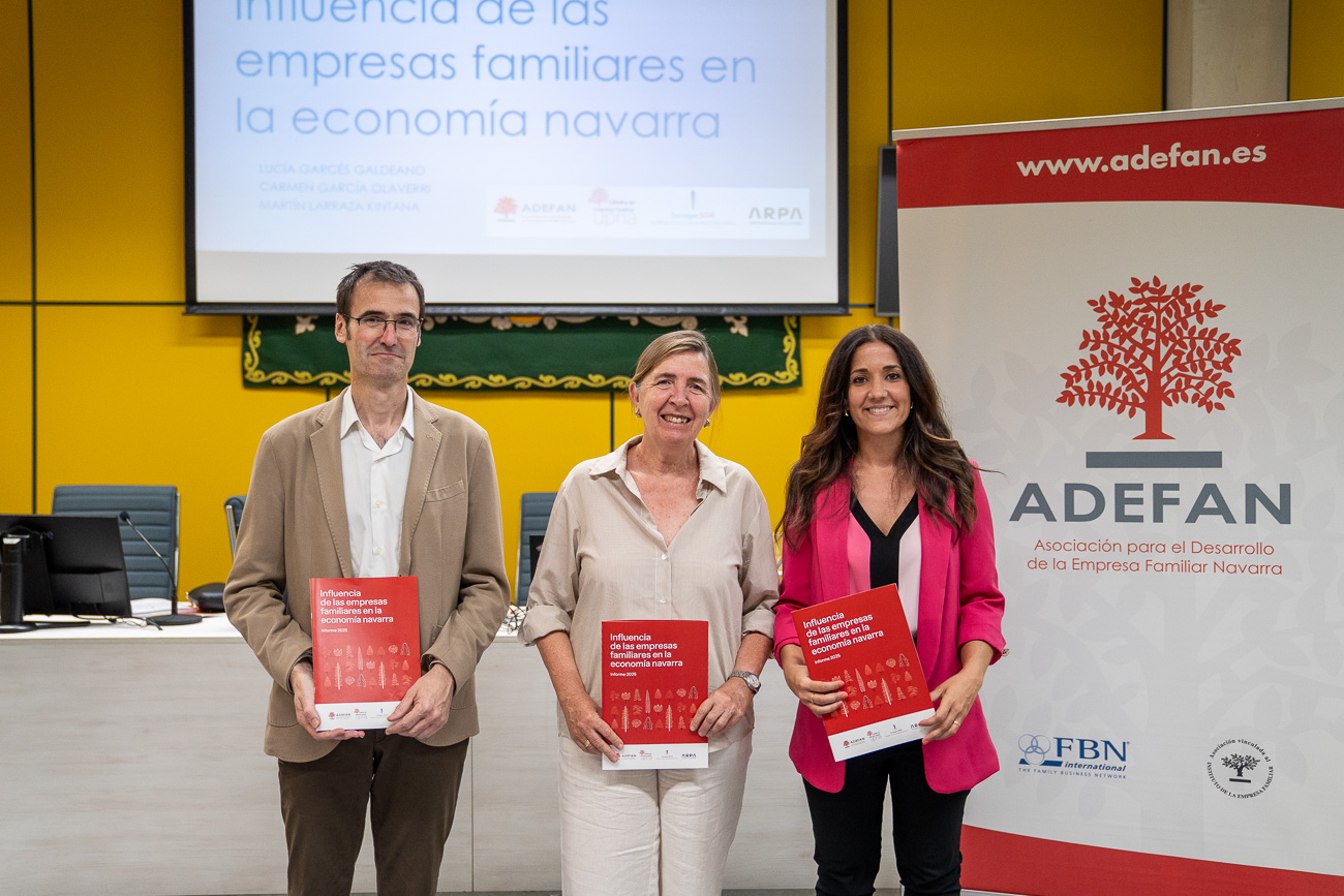 De izda. a dcha. Martín Larraza, María Carmen García y Lucía Garcés, en la presentación del estudio.