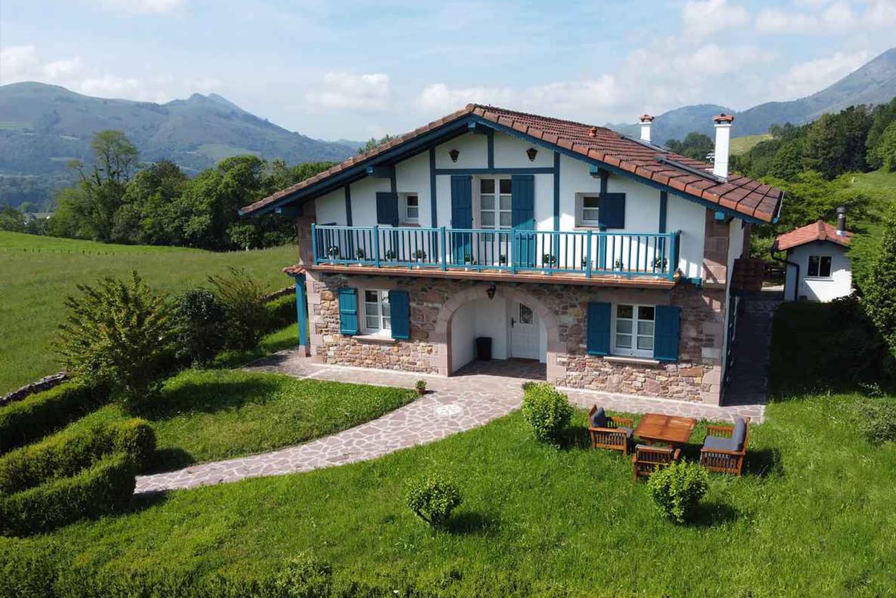 La casa rural Iturri Txoko suma siete habitaciones, de las cuales cuatro son dobles y tres de matrimonio.