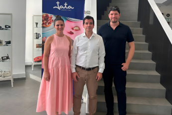 De izda. a dcha., Cristina Esandi, Mikel Irujo y Guillermo García.