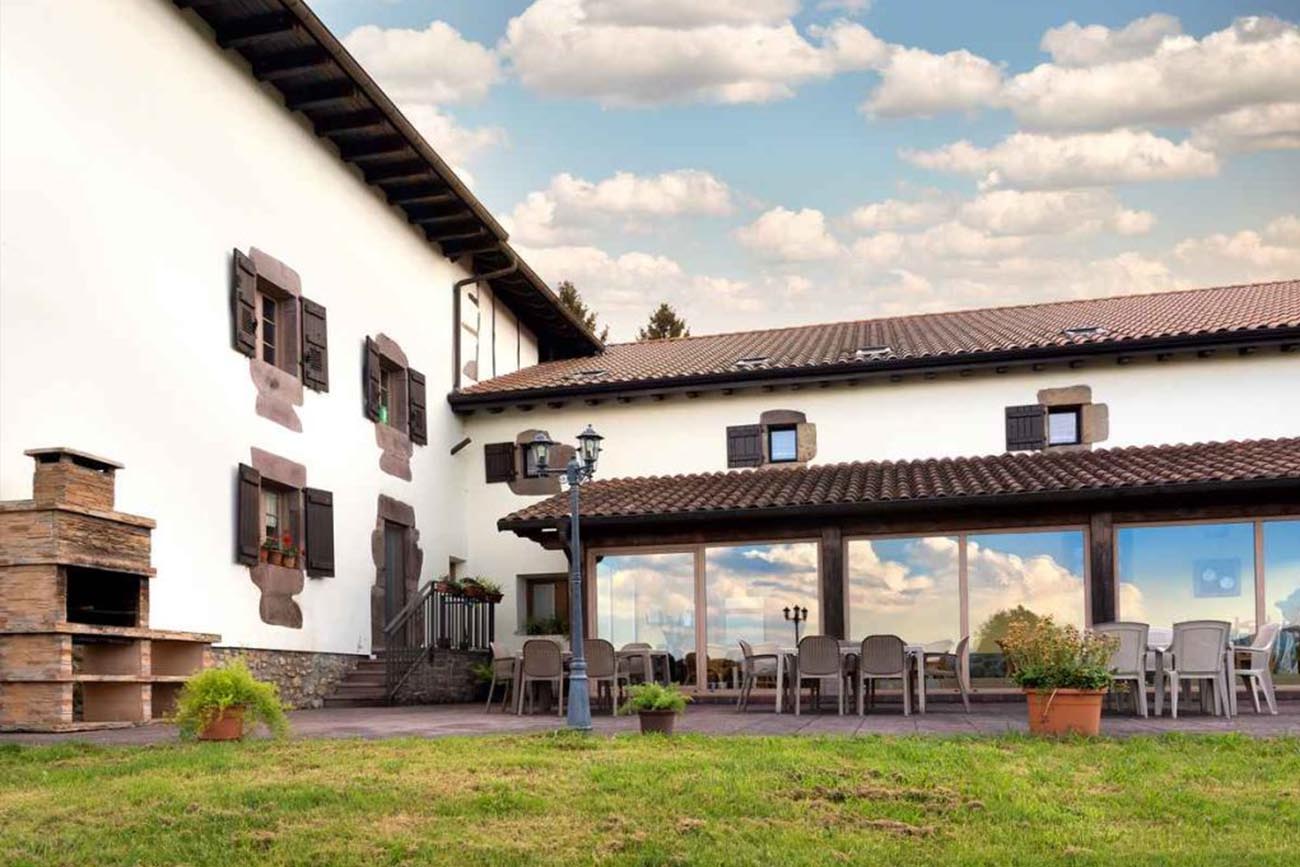Jauregia, en la localidad de Aniz, mantiene su antigua estructura de piedra y madera.