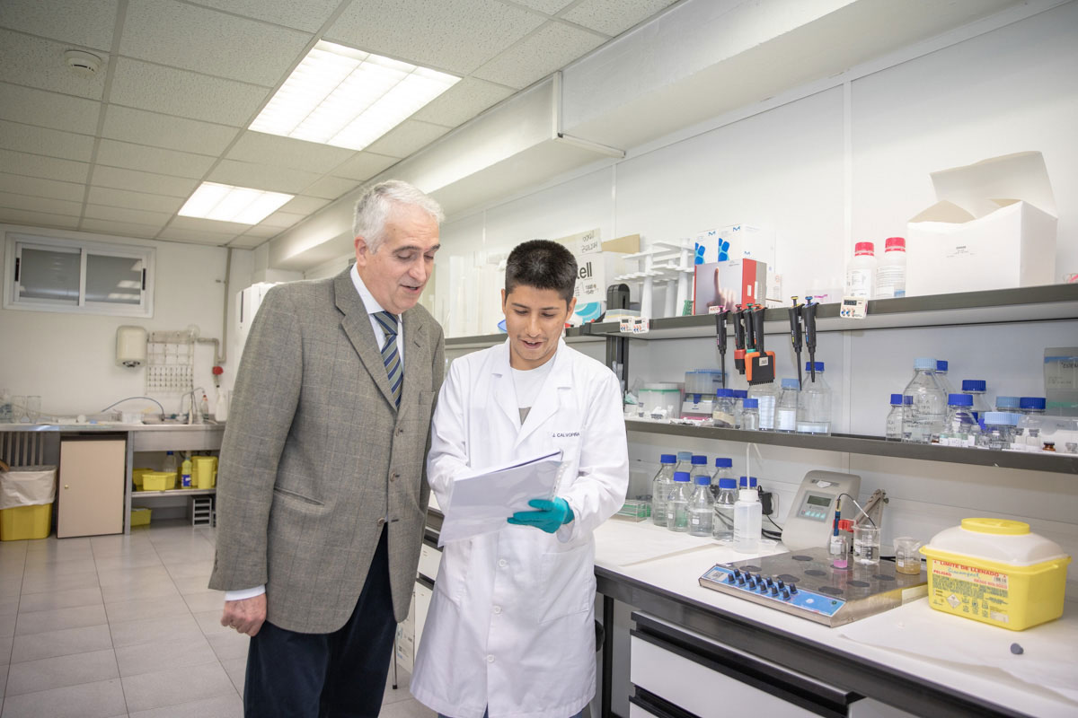 Los investigadores Juan Manuel Irache y Jonathan Calvopiña, en los laboratorios de Ciencias de la UN.