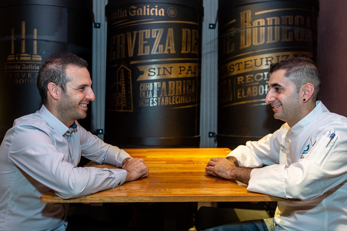 Sergio Larga y Germán Gómez, en la cocina de La Vieja Iruña. (Foto: Víctor Ruiz).