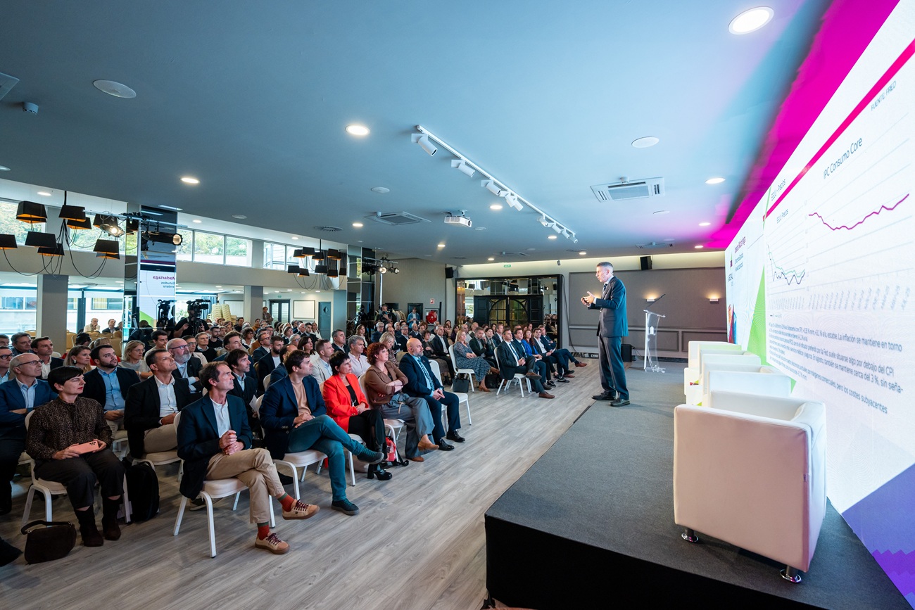 La presentación del informe atrajo a una nutrida representación del tejido institucional y empresarial de la Comunidad foral. 