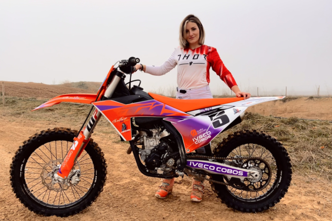 Miren Maia, la asesora de Iveco Cobos que corre y lucha por el motocross nacional femenino