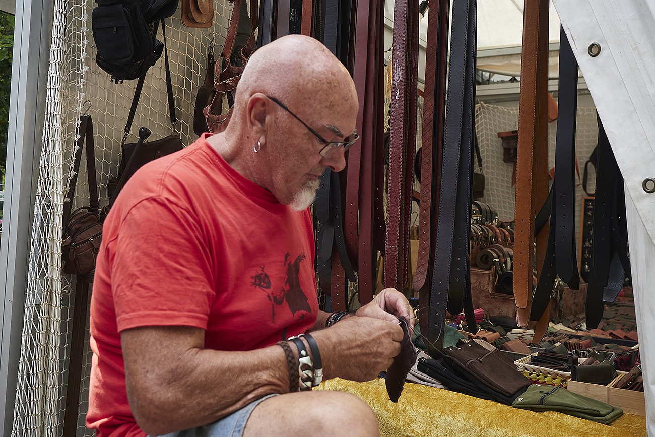 José Luis Ortega viene desde Logroño para vender complementos de piel como carteras y cinturones.