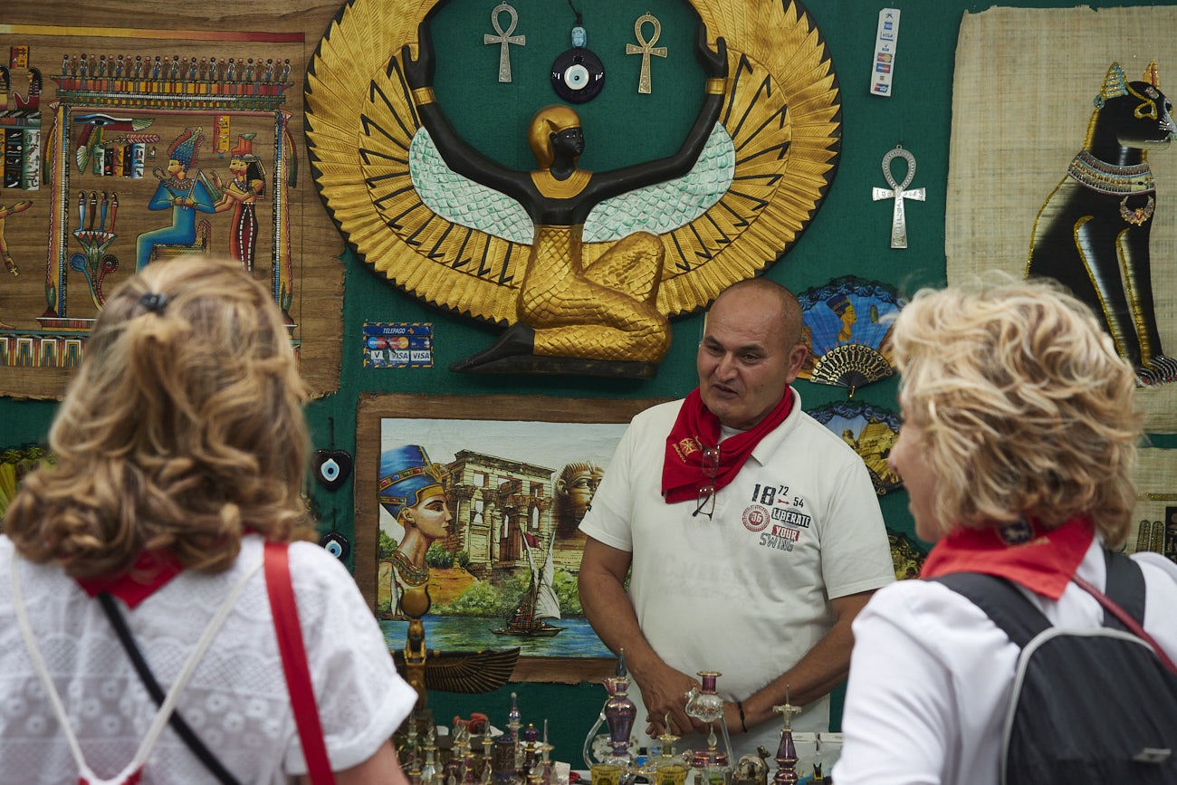 Hakim Farrag, que vende artesanías egipcias, aplaude la idea de unificar los puestos.