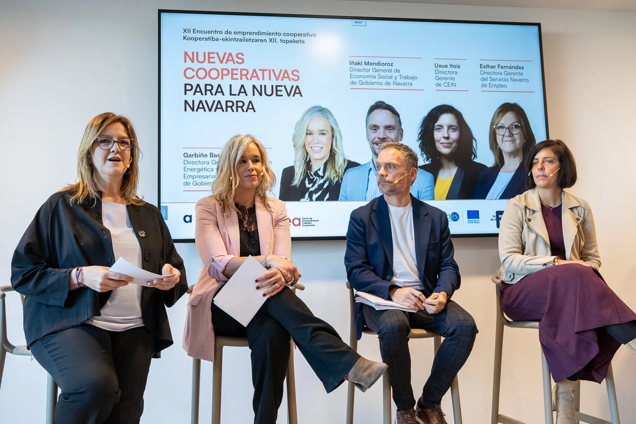 De izquierda a derecha, Esther Fernández, Garbiñe Basterra, Iñaki Mendióroz y Uxue Itoiz.