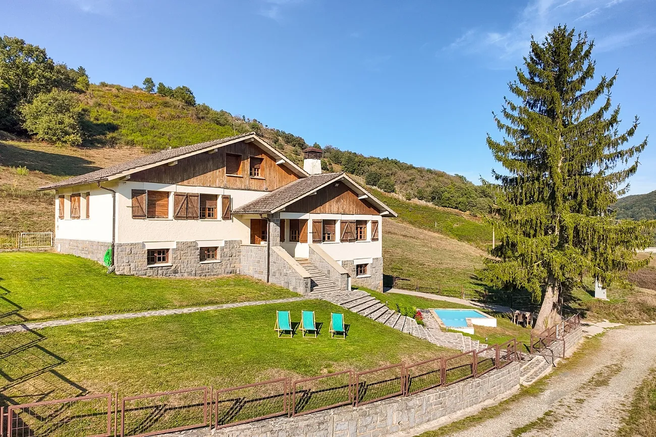La casa rural Ospela, en Aizarotz, suma siete habitaciones y cuenta con piscina para darse un chapuzón en verano.